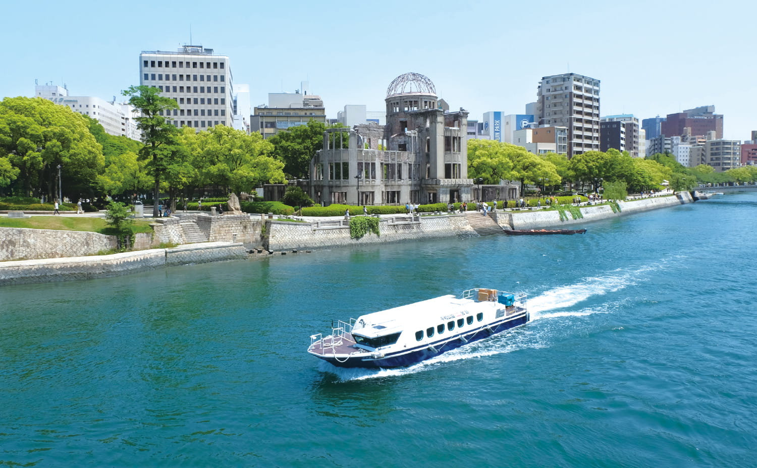 原爆ドームとひろしま世界遺産航路の船
