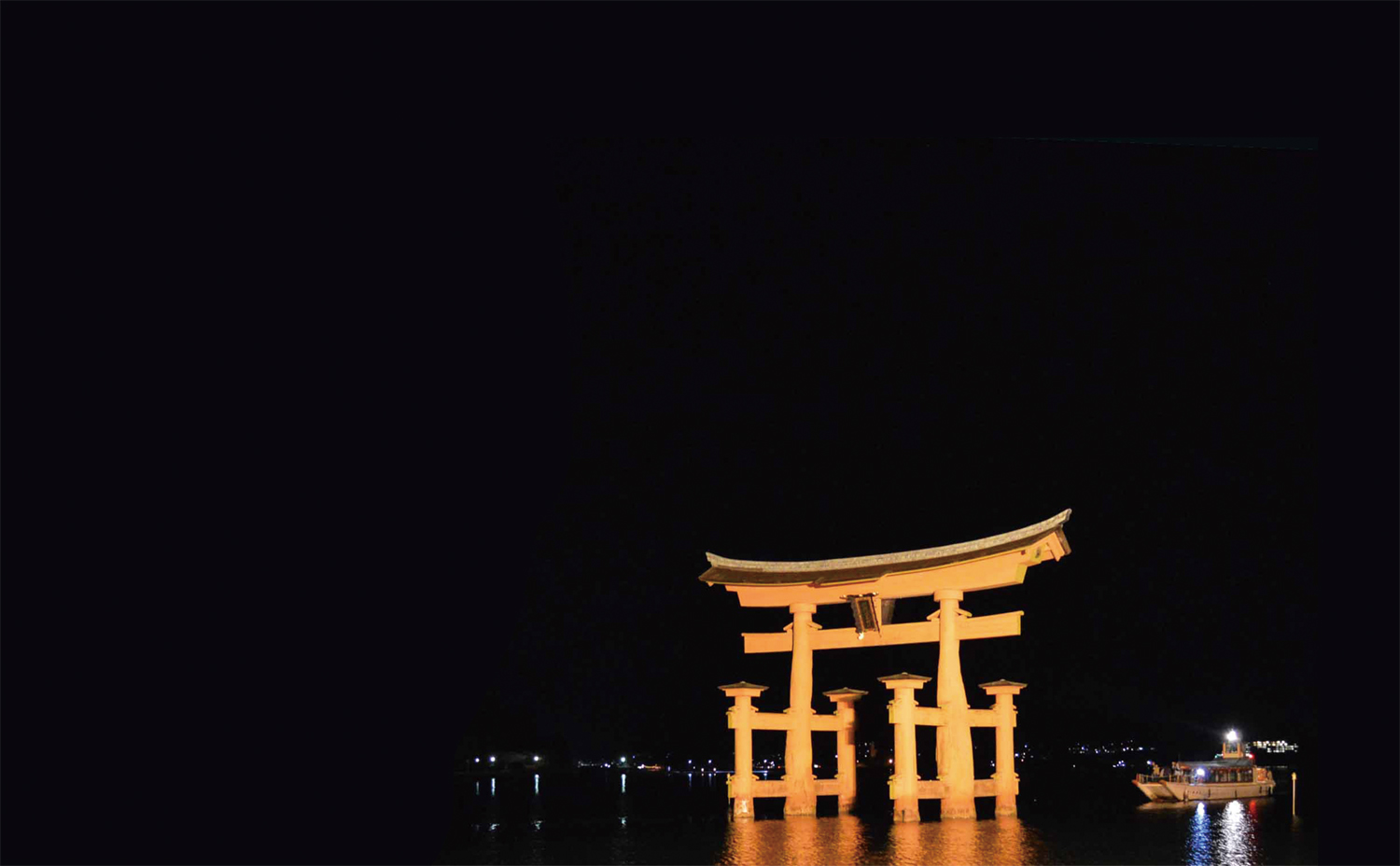 ライトアップされた大鳥居と大鳥居遊覧船